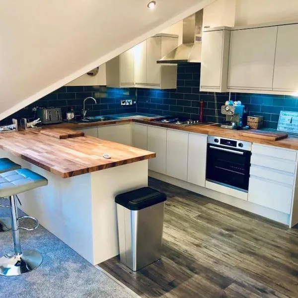 Luxury Penthouse near Swanage Beach and Town, hotel in Swanage