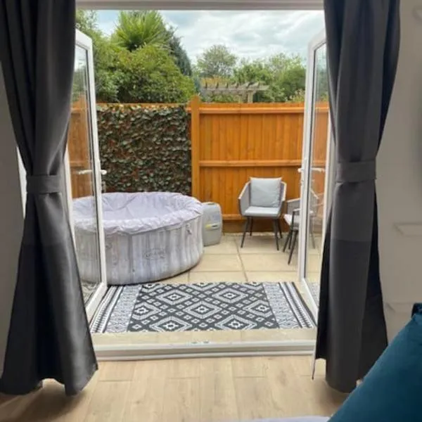 Stylish 1 bedroom studio outdoor area and hot tub, hotel in Bournemouth