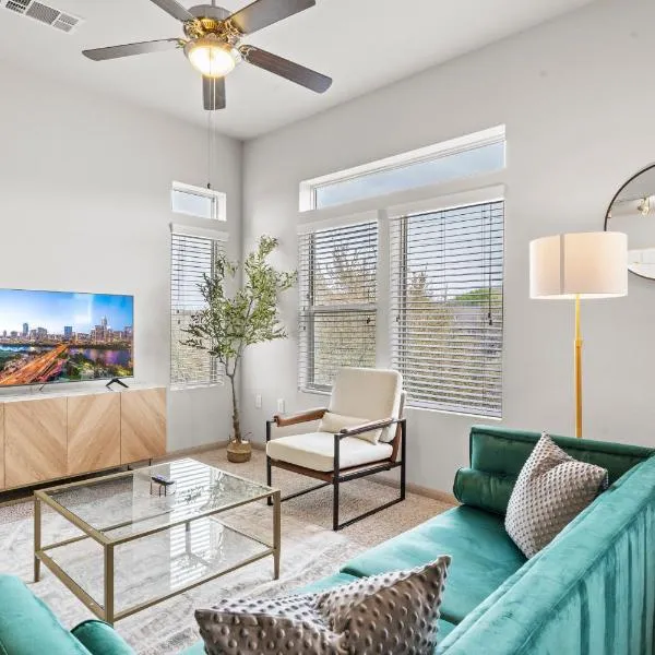 Spacious 2BR King Bed Suites Close to Downtown and Airport, hotel in Austin