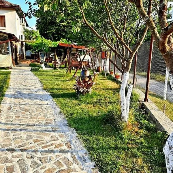 Guest House By The River, hotel v destinaci Stevrek