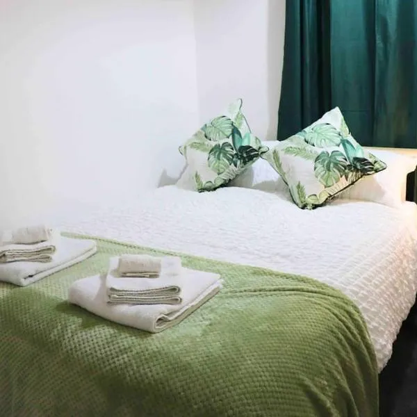Unique 3 Bedroom House FREE WiFI & Parking, khách sạn ở Knowsthorpe
