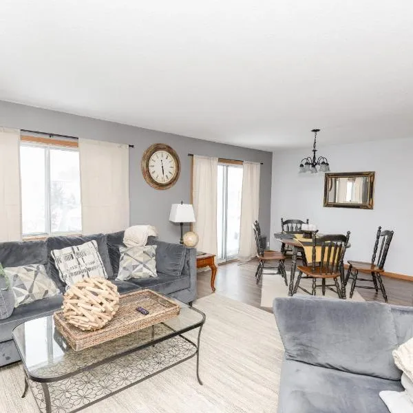 NEW Eco Chic Townhome off 25th, hotel in Fargo