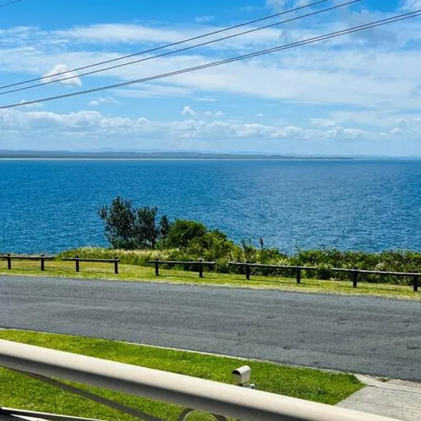 Bennett's Bliss - Soak in Breathtaking Ocean View, hotel in Forster