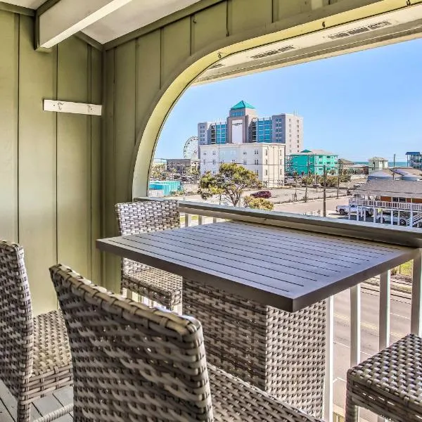 Cozy Carolina Beach Condo with Ocean Views!, hotel en Carolina Beach
