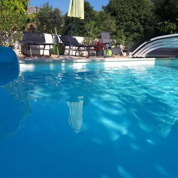 Chambres d'Hôtes dans villa avec piscine chez Raphaële, hotel in L'Isle-sur-la-Sorgue