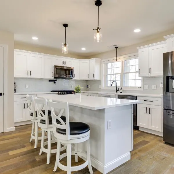 Renovated Family Home on Providence River!, hotel in Riverside