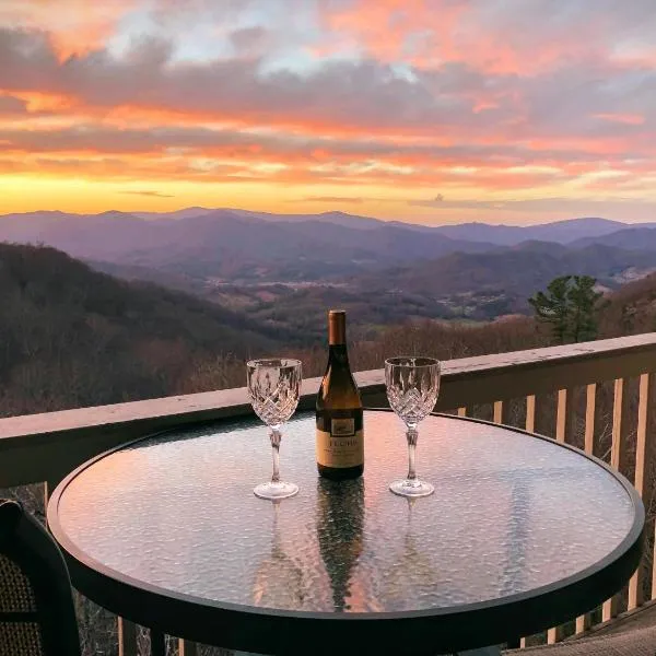 Blue Ridge Mountain Air Retreat with epic mountain views!, hotel di Burnsville