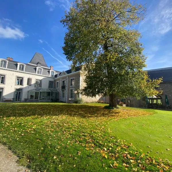 La chambre et le studio du château du golf de Bernalmont, hotel a Liegi