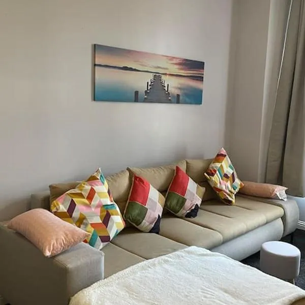 Spacious one bedroom flat, entire property., ξενοδοχείο σε Greenock