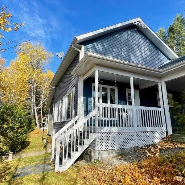 Le Chalet Bleu, aux pieds des Monts-Valin, hotel in Saint-David-de-Falardeau