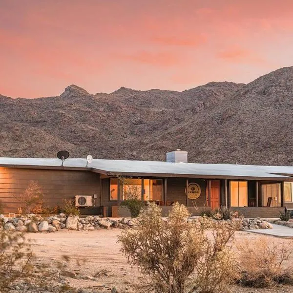 By Park Entrance, Hot Tub, Stars, Private ܍ WKNDR, hotel di Twentynine Palms