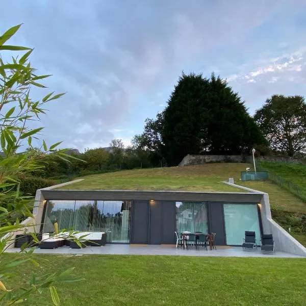 La Casa de Hierba - Casa de campo de diseño con jardín y wifi cerca de las playas de Llanes, hotel en Llanes