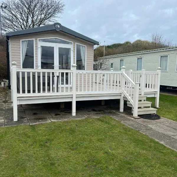 3 Bed Platinum Caravan PRESTHAVEN SANDS, hotel v destinaci Prestatyn