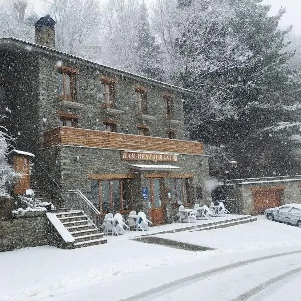 Hostal Les Roquetes, hotel di Queralbs