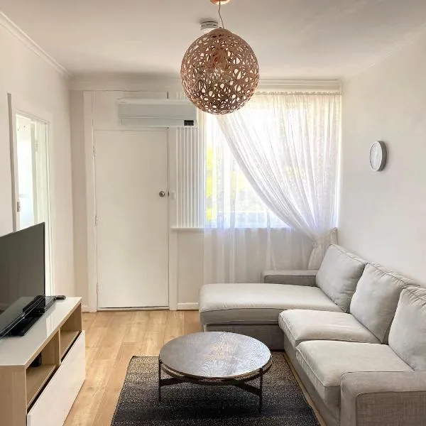 Glenelg Holiday Apartments-Broadway 500 meters to the beach Free Parking、グレネルグのホテル