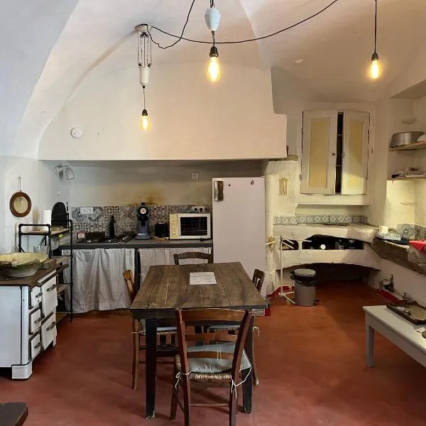 Logement atypique tout en pierre, hotel a La Coucourde