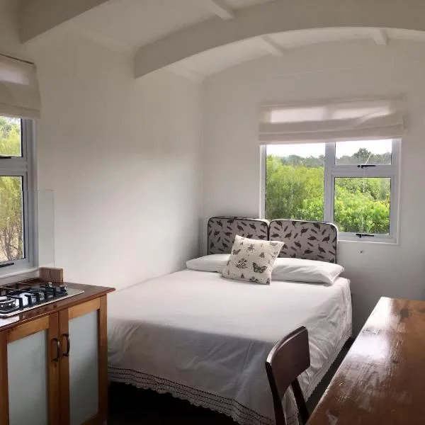 Fynbos Tiny Home - Off Grid, Surrounded by Nature, hotel v destinaci Plettenberg Bay