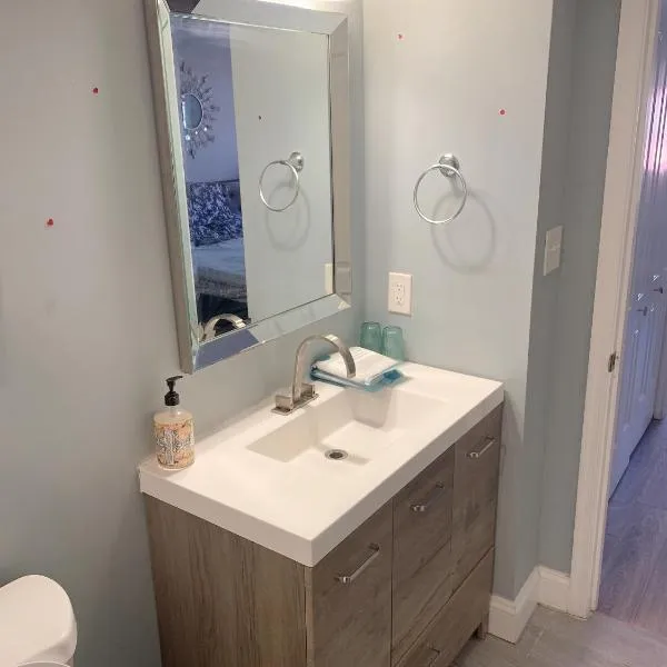 Beautiful master bedroom with private bathroom, hotel v destinaci Baltimore