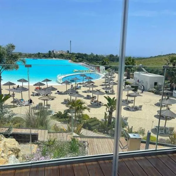 Alcazaba Blue Lagoon 3 bedroom, Ground floor Apartment, hotel in Estepona