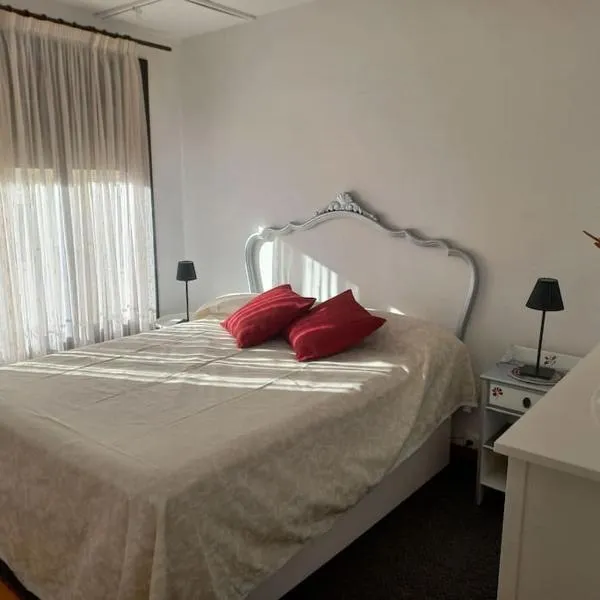Casa rural La Endrina, hotel in Terriente