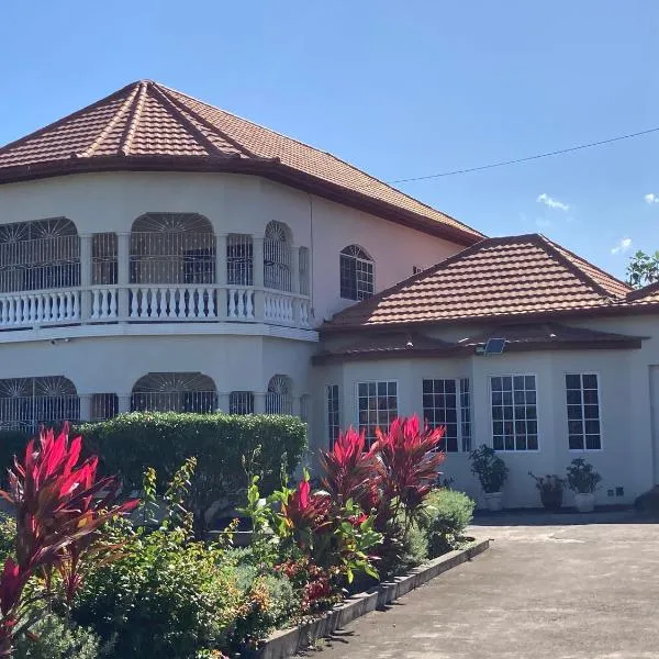 PearlieRon Place, hotel in Runaway Bay