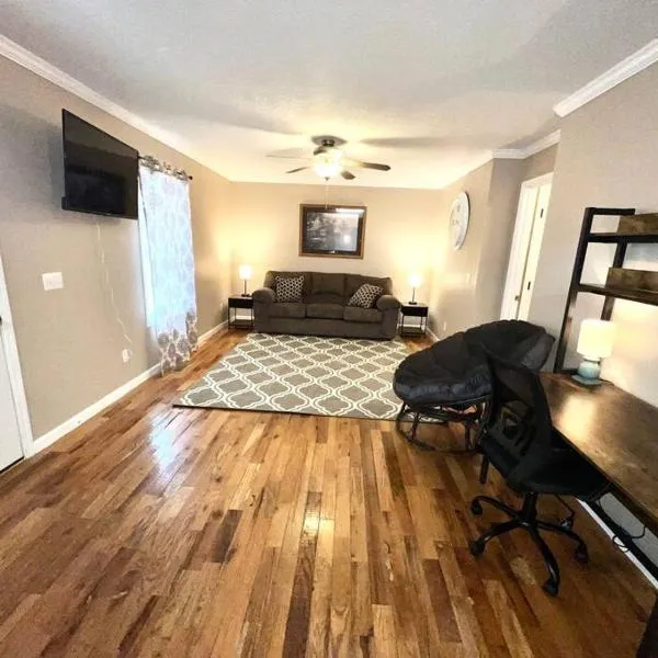 Peaceful Townhouse Near Lake, hotel v destinaci Guntersville