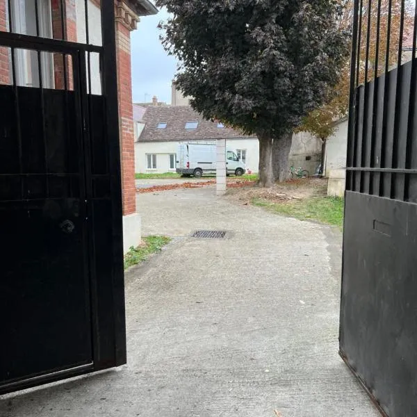 Le Relais de Saint Loup 1 à 66 personnes, hotel in Marolles-sur-Seine