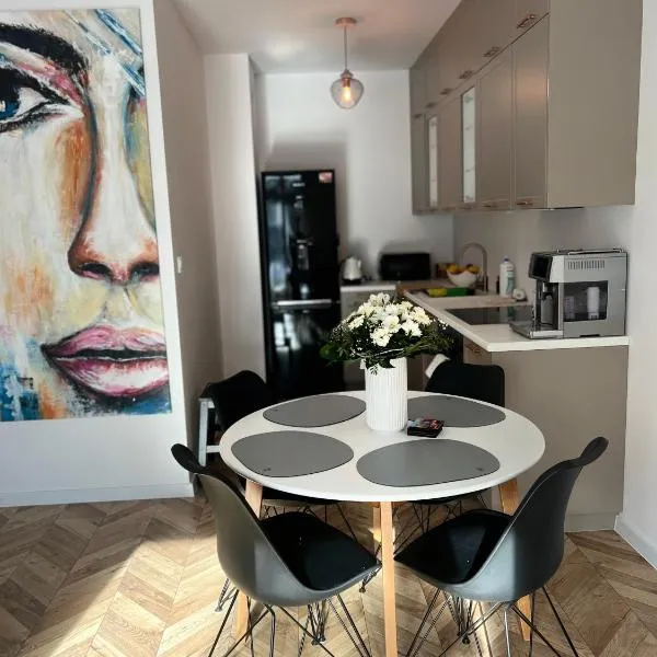 Uroczy apartament z ogrodem โรงแรมในรูเมีย