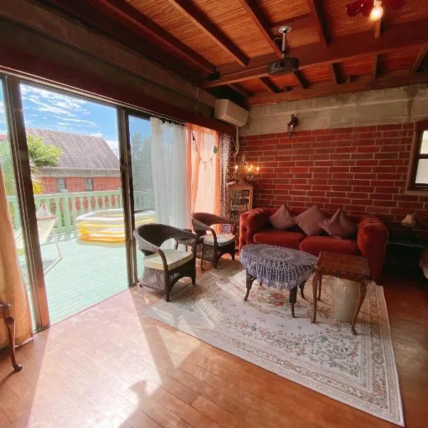 猫とピアノと星空のリゾートブティックコテージ -Starry Forest Cottage Okinawa-, hotel in Onna