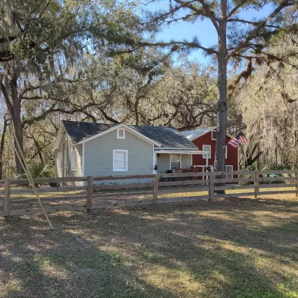 Micanopy Countyline Cottages, hótel í Williston