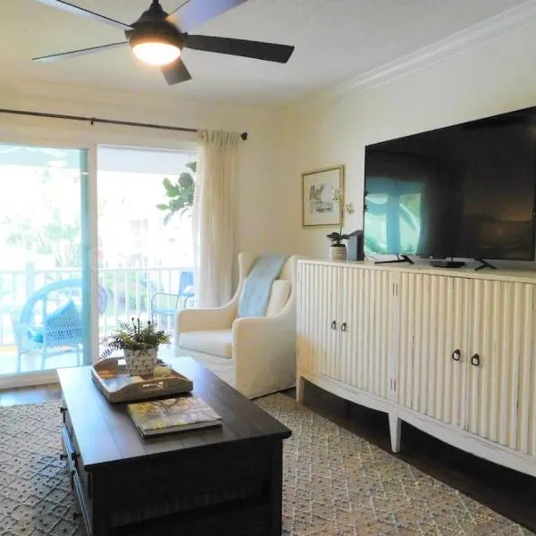 Q4 Professionally decorated upstairs beautiful soothing colors close to back pool, hotell sihtkohas St. Simons