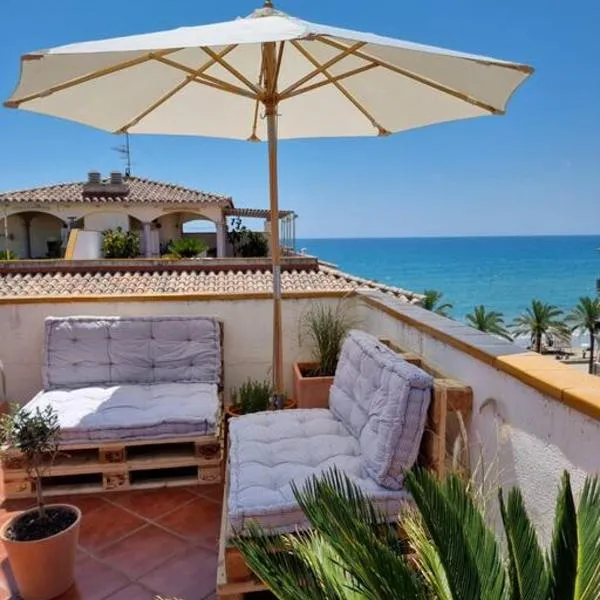 Cal SalMaré seafront apartment with rooftop terrace and pool, hotel em Calafell