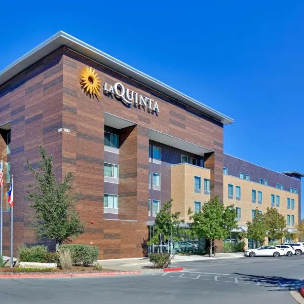 La Quinta Inn & Suites by Wyndham Lakeway、レイクウェイのホテル