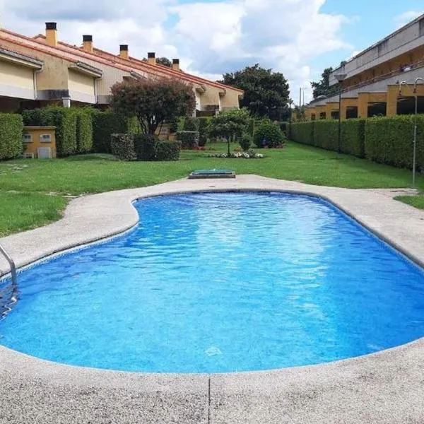 Apartamento Portosin con piscina al lado de la playa, hotell i Linteiros