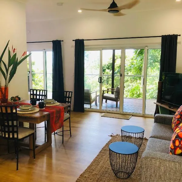 Sky: rainforest and ocean views with jacuzzi, hotel in Miallo