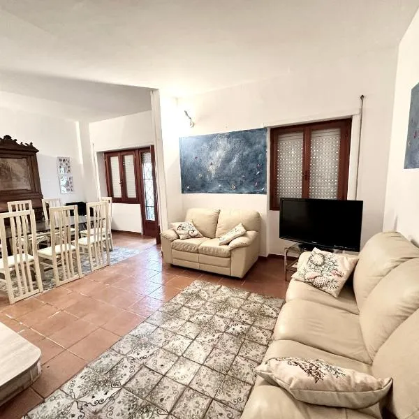 Villa summertime walking distance from the sea with garden, hotel v destinácii Fregene