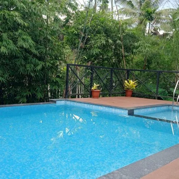 Golden Cypress Resort with Pool -Wayanad, hotel di Padinjarathara