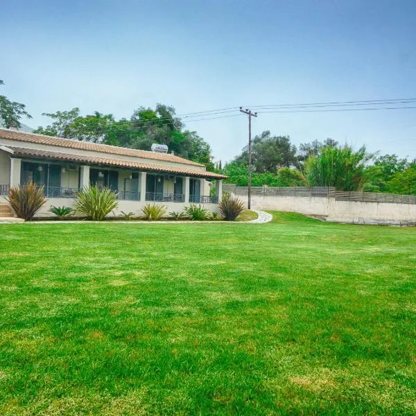 Cozy Family Friendly Apartment with large garden close to beaches - Dirella, hotel v destinaci Kynopiástai