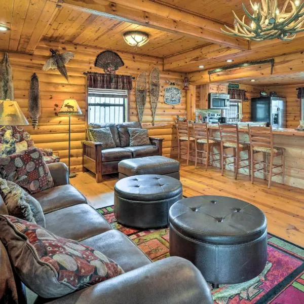 Rustic Cabin in Roaring River State Park!, hotel in Eagle Rock