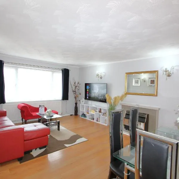 Cheerful 3 Bedroom 2 Bathroom Bungalow by CozyNest, hotel en Earley
