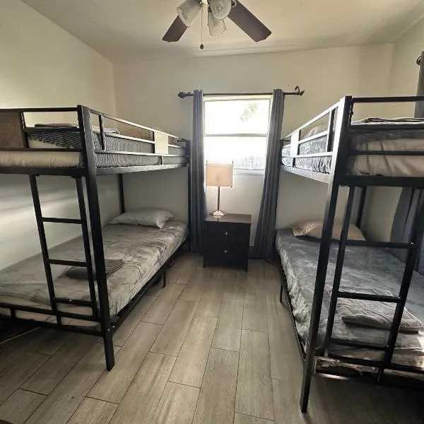 Bekahouse Hostel with parking, backyard and laundry, hotel v Miami