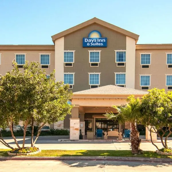 Days Inn & Suites by Wyndham San Antonio near Frost Bank Center, готель у місті Сан-Антоніо