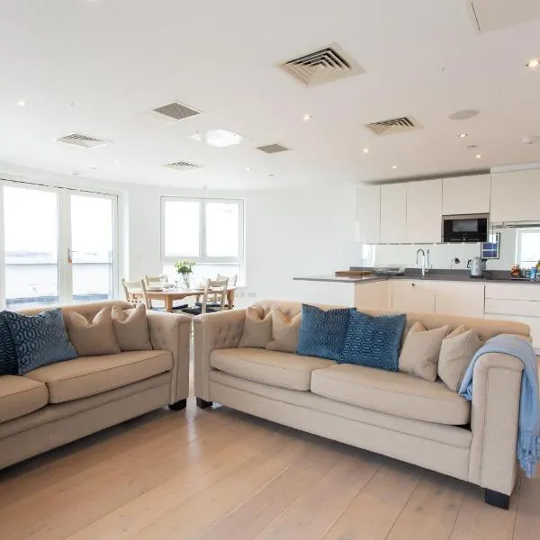 2 Bed 2 Bath Penthouse With Amazing Views with Free Parking, hotel u Londonu