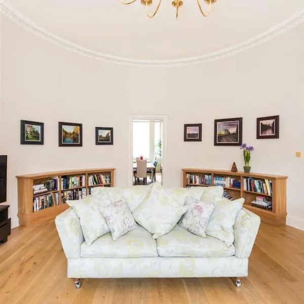 Luxurious city centre self catering apartment, hotel in Edinburgh