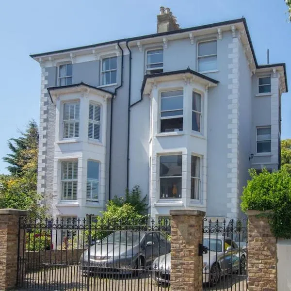 Stunning large Victorian Maisonette with sea view, hotel em Kent