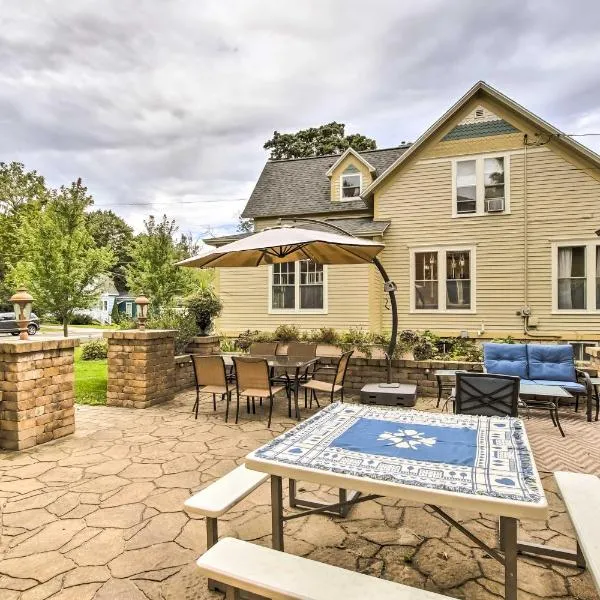 Dog-Friendly Home with Balcony and Yard in Surgeon Bay, hotel in Sturgeon Bay