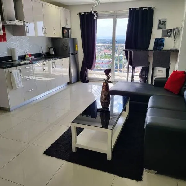 Sheryll Escapes - Kandi Tower 3 premium loft 1BR on 8th floor with 2CR & 2 balconies, hotel in Angeles