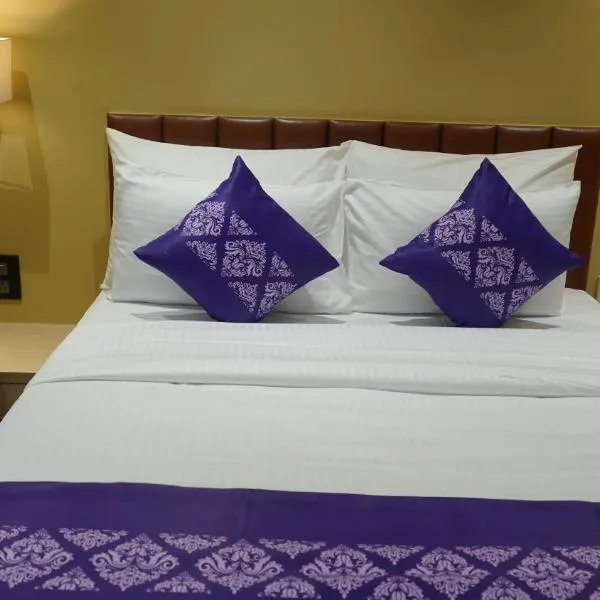 Purple Beds by VITS - Dwarkesh, Surat, viešbutis mieste Salabatpura