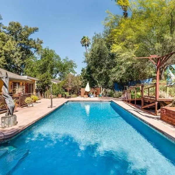 Villa La Reforma - Newly Designed 4BR HOUSE & POOL in Los Angeles by Topanga, hotel in Los Angeles