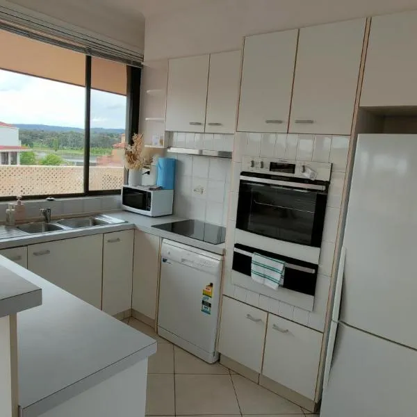 Tuggeranong Short Stay #07 - Sleeps 6, hotel di Tuggeranong